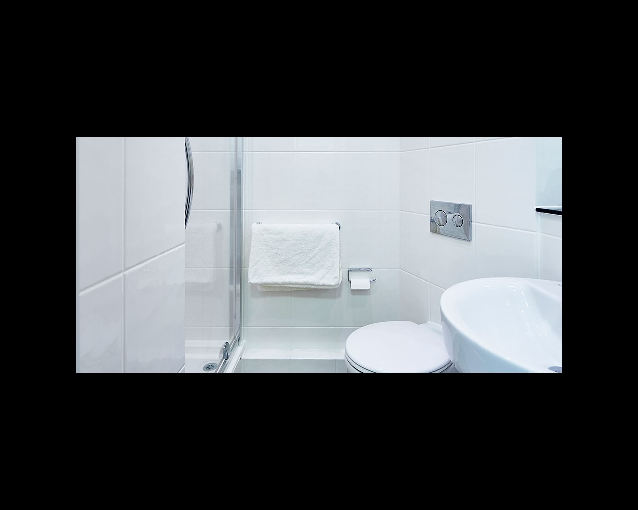 Detail of bathroom with shower, basin and toilet