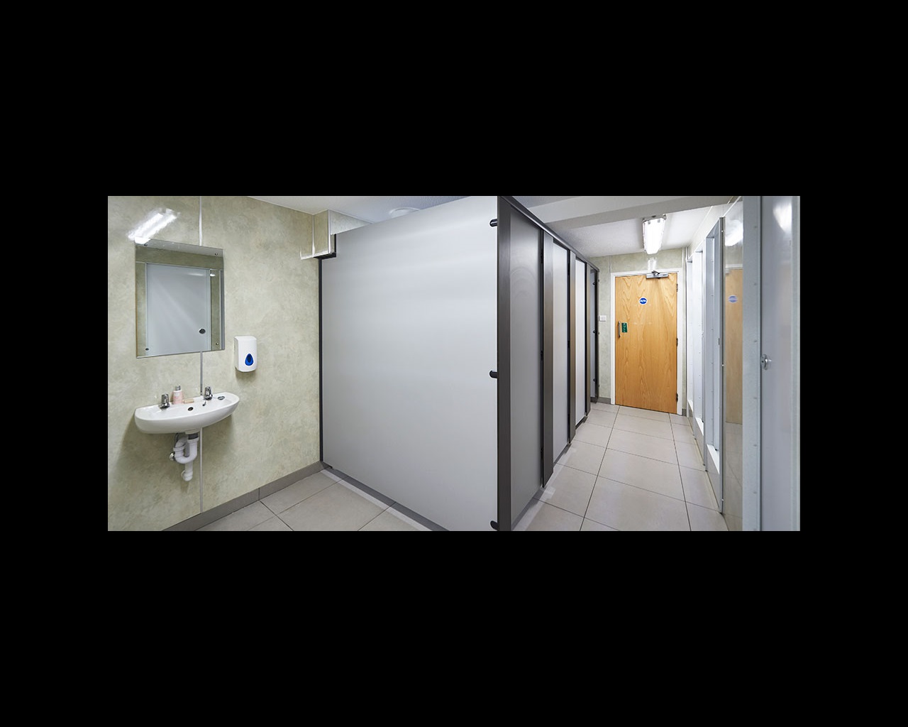 Shower room with basin and four shower cubicles